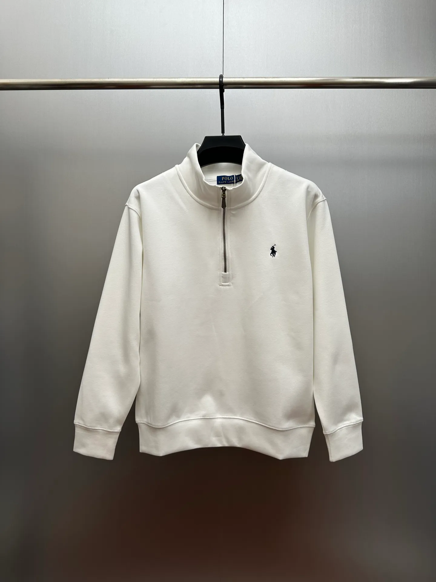 P250 Ralph Lauren/Ralph Lauren classic small logo embroidered turtleneck half-zip sweatshirt, simple and versatile ~ super delicate and soft, close to the body without being tied. Perfectly reflects the brand's sense of superiority. The cut is standard, comfortable to stretch, unrestricted in movement, and highly practical to wear. Classic and simple style, with pony embroidery pattern on the chest, imported machines, three-dimensional and full. Original Polo brass zipper, three-dimensional windproof lapels, taking into account warmth and cool lines, full of coolness, half-open lazy mode. The fit is loose, whether worn alone or layered, you can wear different styles of fashion with just one piece. Color: black, white, gray, brown, navy. Size: S-xL